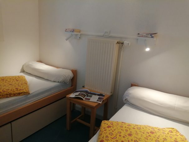 chambre hébergements 4 à 6 personnes La Clairière Cambon et Salvergues 